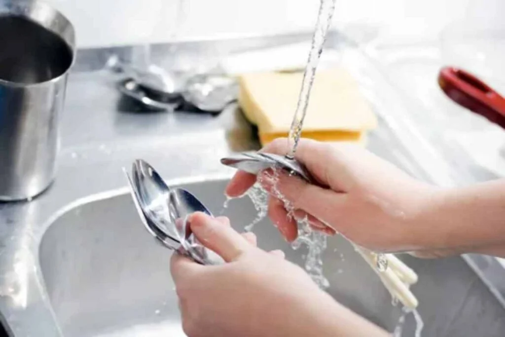 how to wash a spoon without splashing